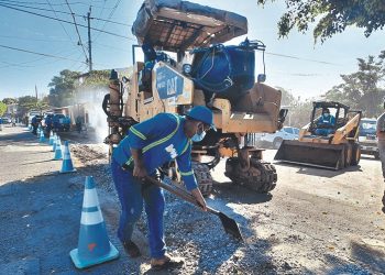 La Dirección Nacional de Obras Municipales inicia el plan de bacheo en El Triunfo, Usulután