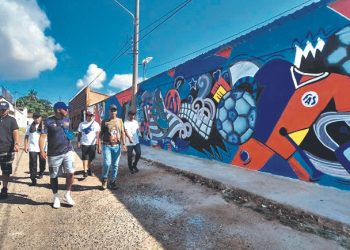 Jóvenes crean murales que retratan la identidad santaneca