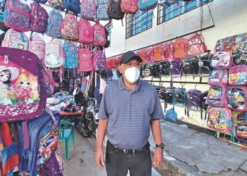 La labor social del vendedor de mochilas en La Unión