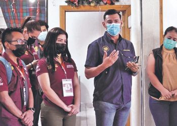 Benefician a jóvenes con becas en Ahuachapán