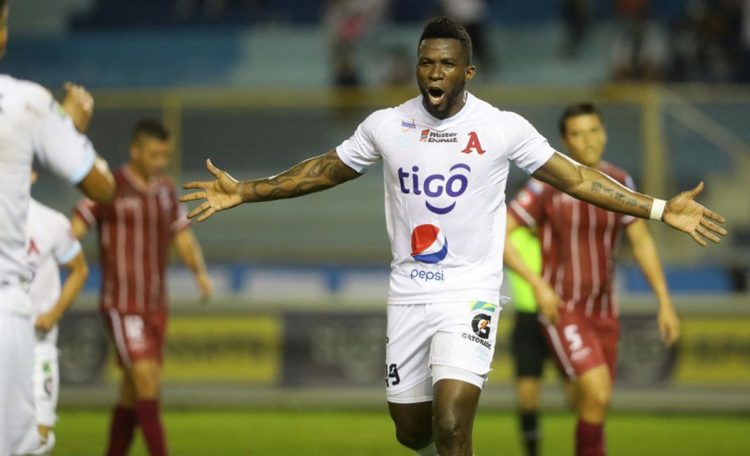 El delantero colombiano Franco Arizala, celebra su gol anotado esta noche al Chalatenango en el Estadio Cuscatlán. Foto David Martínez.
