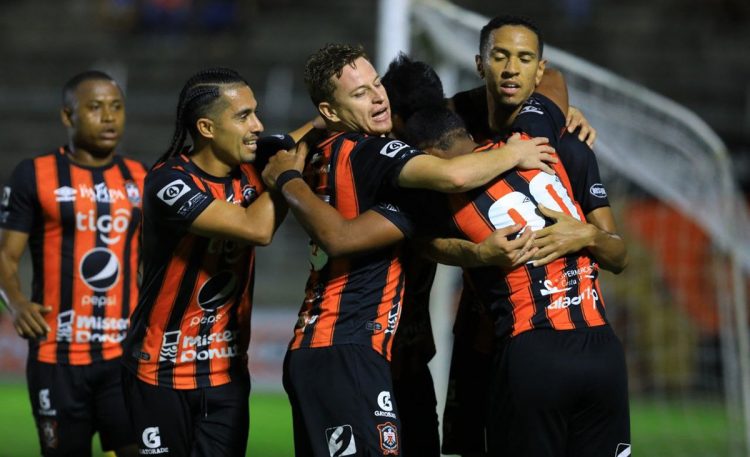 Águila realizó un fútbol práctico y efectivo ante Santa Tecla y sacó un triunfo de 4-1 en el estadio Barraza. Foto Diego García.