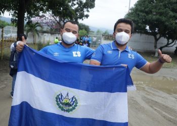 Poquitos aficionados cuscatlecos alentaron a la Selecta pero fueron muy ruidosos