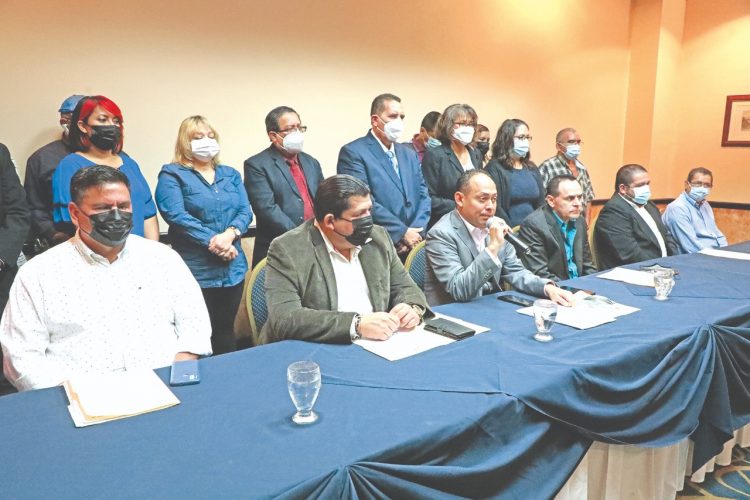 Abandonados
Así se consideran
los exmiembros
de ARENA que
han estado
en las últimas
contiendas
electorales Foto: Edison González.