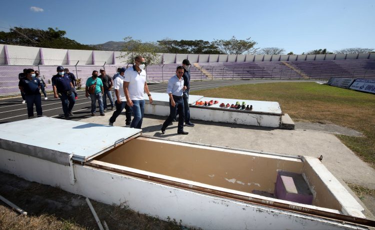 El presidente de INDES, Yamil Bukele visitó las instalaciones del estadio El Sombrero, el cual prometió mejorar. Fotos INDES