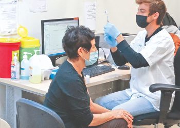Expertos: ómicron es el virus de más rápida difusión en la historia