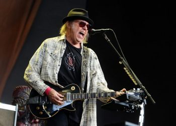 Spotify cede ante las críticas de Neil Young y combatirá desinformación sobre covid