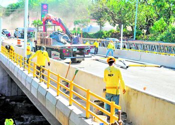 Instalan señalización y medidas de seguridad vial en nuevo puente en Sonsonate