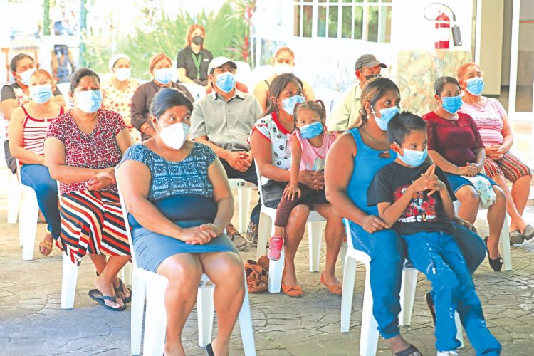 Para acceder al beneficio, los pobladores se comprometieron a hacer la fosa y gestionar bien la letrina. Foto DES/ Diego García.

Proyecto la Geo. Letrinización en comunidades vecinas al campo geotérmico Ahuachapán.




Foto DESA/ Diego García.