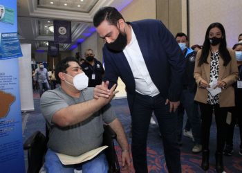 Empresas abren 10,000 empleos para salvadoreños