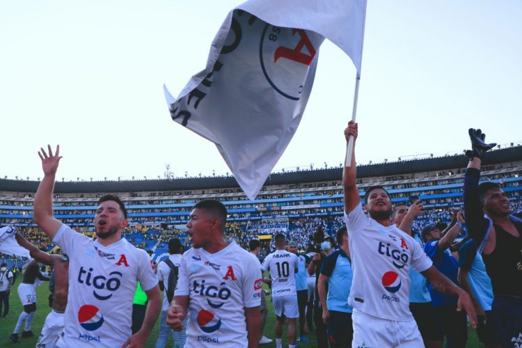 Jugadore de Alianza festejan el título del torneo Apertura 2021. Foto archivo