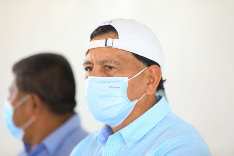 Abandonados.
El alcalde de
Candelaria
Argumentó que el
partido los dejó
trabajando solos
y que se alejó de
la población. Foto: Diario El Salvador / Diego García.