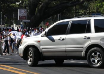 Agresiones, bloqueos y uso de niños y ancianos protagonizan marchas en San Salvador
