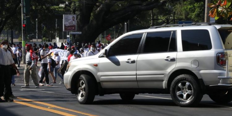 Agresiones, bloqueos y uso de niños y ancianos protagonizan marchas en San Salvador