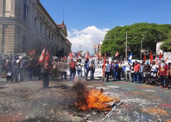 Marcha violenta de la oposición política vuelve a fracasar