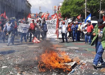 Vandalismo y presencia de dirigentes del FMLN en marcha contra el Gobierno de este domingo