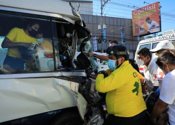 Aparatoso accidente de tránsito en Santa Tecla deja una persona lesionada de gravedad