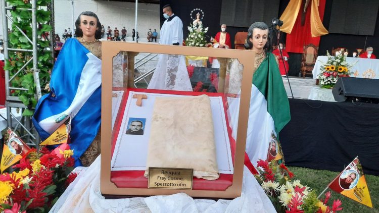 Uno de los puntos importantes de todo este proceso fue la reliquia de fray Spessotto, la cual consiste en un manto con la sangre del sacerdote italiano, y que fue ubicada frente a la tarima donde se celebró la eucaristía. Foto / René Estrada