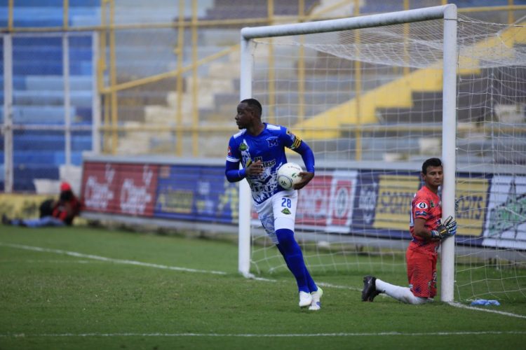 Andrés Quejada luego de vencer a William Torres desde los 11 pasos. Foto: Guillermo Martínez