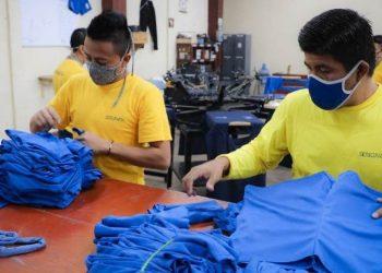 Privados de libertad confeccionan uniformes para médicos y pijamas para pacientes del Hospital Benjamín Bloom