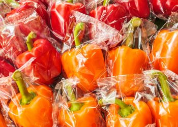 Francia prohíbe los envases de plástico para frutas y verduras