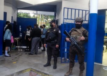 En el regreso a clases, policías dan seguridad en centros educativos