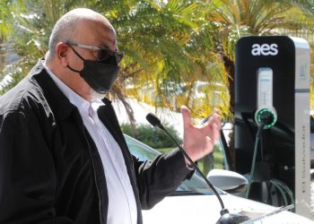 AES El Salvador instala electrolinera gratuita en hotel Courtyard
