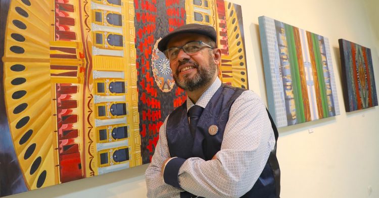 Paco Hidalgo presenta su exposición «Espejismos urbanos», en el espacio cultural de la Embajada de México. Foto: René Estrada.