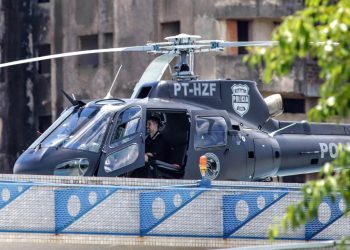 Piloto de ultraligero de 16 años quiere batir récord de vuelta al mundo en solitario