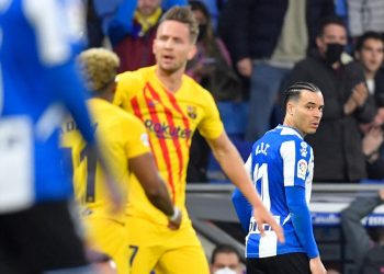 Luuk de Jong salva un punto para mantener al Barça en zona Champions