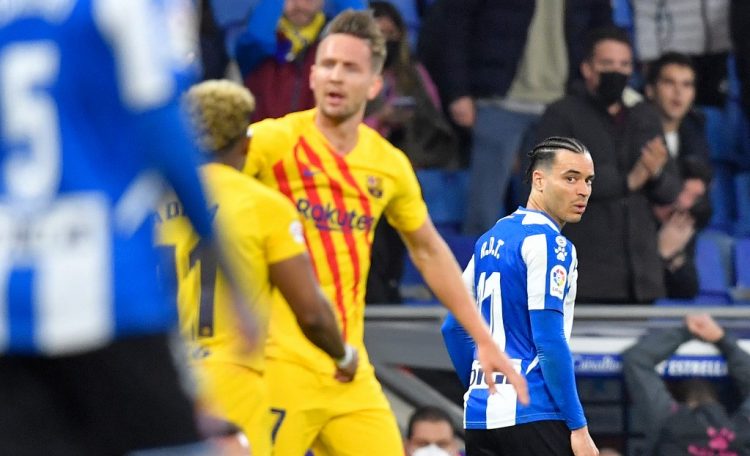 El delantero español del Espanyol, Raúl de Tomás (derecha), reacciona después de que el delantero holandés del Barcelona, ​​Luuk de Jong, marcara un gol durante el partido de fútbol de la liga española entre el RCD Espanyol y el FC Barcelona en el estadio RCDE de Cornella. (Photo by Pau BARRENA / AFP)