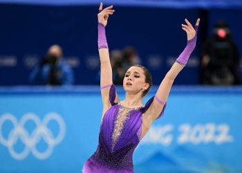 Pese a acusación de dopaje, Kamila Valieva compite y camina hacia el oro en Pekín