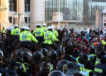 Manifestantes canadienses fueron aplastados por la policía montada de Ottawa, en Canadá