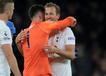 Tottenham gana 3-2 en visita al líder Manchester City gracias a Harry Kane
