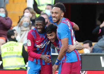 Barcelona golea en Valencia con estreno anotador de Aubameyang