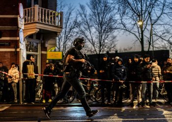 Hombre armado toma rehenes en un Apple Store de Ámsterdam