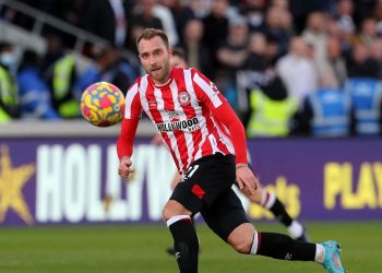 Eriksen juega en competición oficial por primera vez tras parada cardíaca