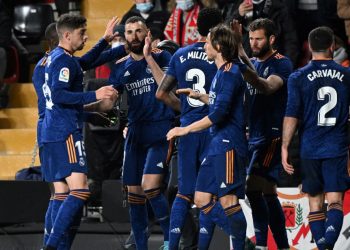Benzema da el triunfo en Vallecas a un Real Madrid más líder