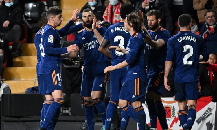 El delantero francés del Real Madrid Karim Benzema (C) celebra después de marcar el primer gol de su equipo durante el partido de fútbol de la liga española entre el Rayo Vallecano de Madrid y el Real Madrid. (Photo by GABRIEL BOUYS / AFP)