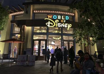 Disney flexibiliza el uso de mascarillas en sus parques en EE. UU.