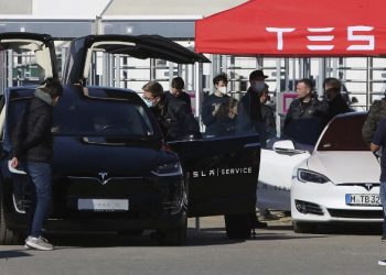 Sistema Autopilot de Tesla investigado por frenar inesperadamente