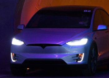 Tesla llama a revisión a 817,000 vehículos por una señal de alerta del cinturón