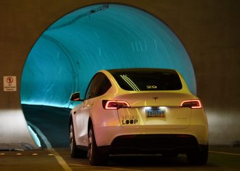 Tesla llama a revisión a 817,000 vehículos por una señal de alerta del cinturón