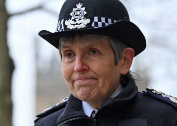 Jefa de la policía londinense renuncia, tras serie de denuncias contra su fuerza