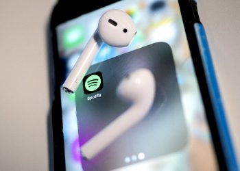 El presidente de Spotify defiende permanencia del polémico comentarista Joe Rogan