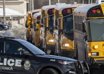 Tres personas mueren en dos tiroteos en centros educativos de EE. UU.