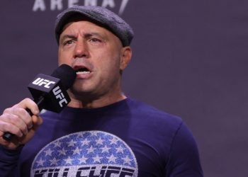 Joe Rogan, podcaster estrella de Spotify en EE. UU., se disculpa por usar lenguaje racista
