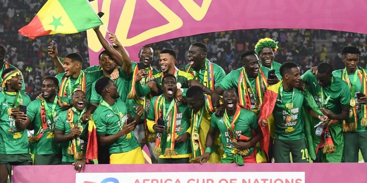 Los jugadores de Senegal celebran después de ganar el último partido de fútbol de la Copa Africana de Naciones (CAN) 2021 entre Senegal y Egipto en el Stade d'Olembe en Yaundé el 6 de febrero de 2022.. (Photo by CHARLY TRIBALLEAU / AFP)
