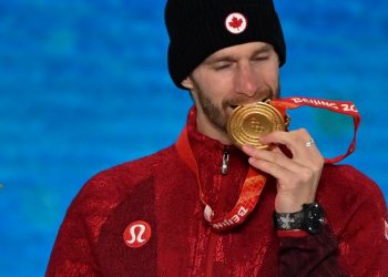 Superviviente al cáncer, el canadiense Parrot gana el oro en slopestyle