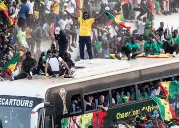 Una marea humana recibe en Senegal a los campeones de la Copa Africana